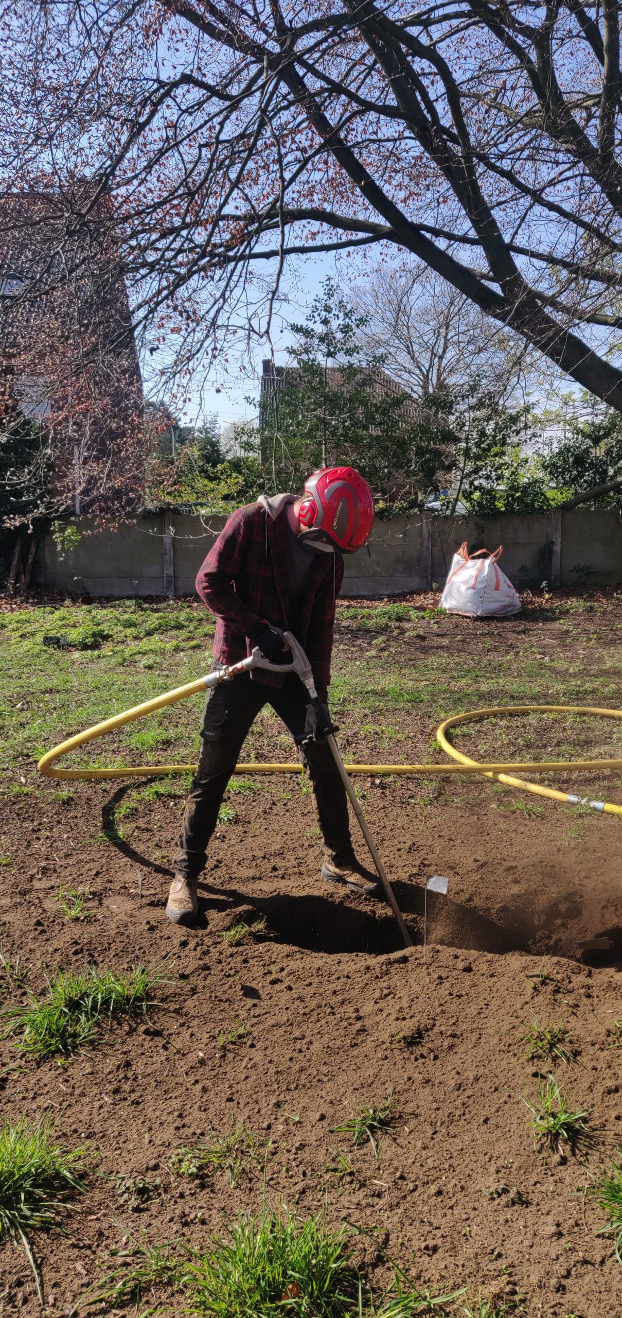 Werken met de AirSpade om de wortels na te kijken